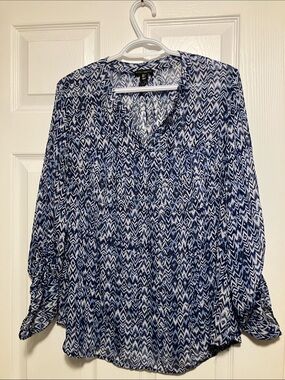 Willi Smith Blue and White Chevron V-Neck Blouse